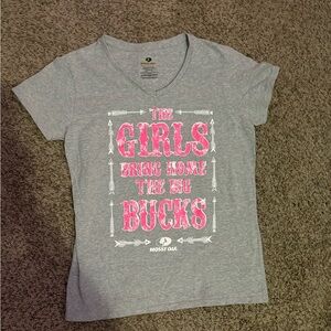 Y2K v neck Mossy Oak “girls bring home the big bucks”